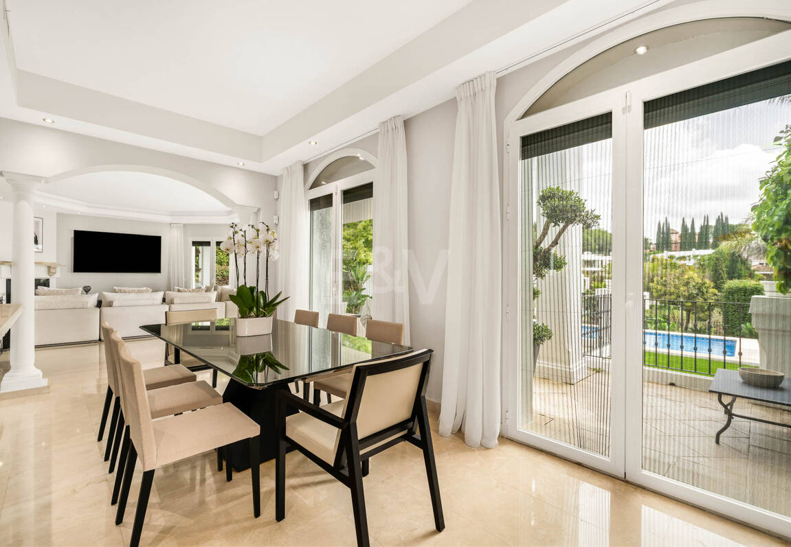 Elegante andalusisch-moderne Villa mit malerischem Ausblick