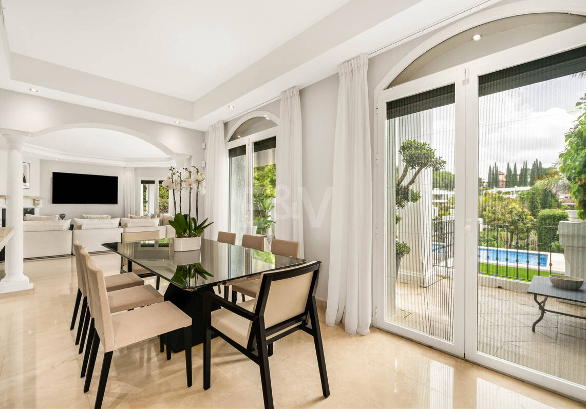 Elegante villa andaluza moderna con vistas pintorescas en Nueva Andalucía