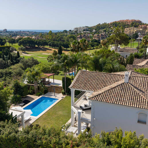 Elegante andalusisch-moderne Villa mit malerischem Ausblick in Nueva Andalucía