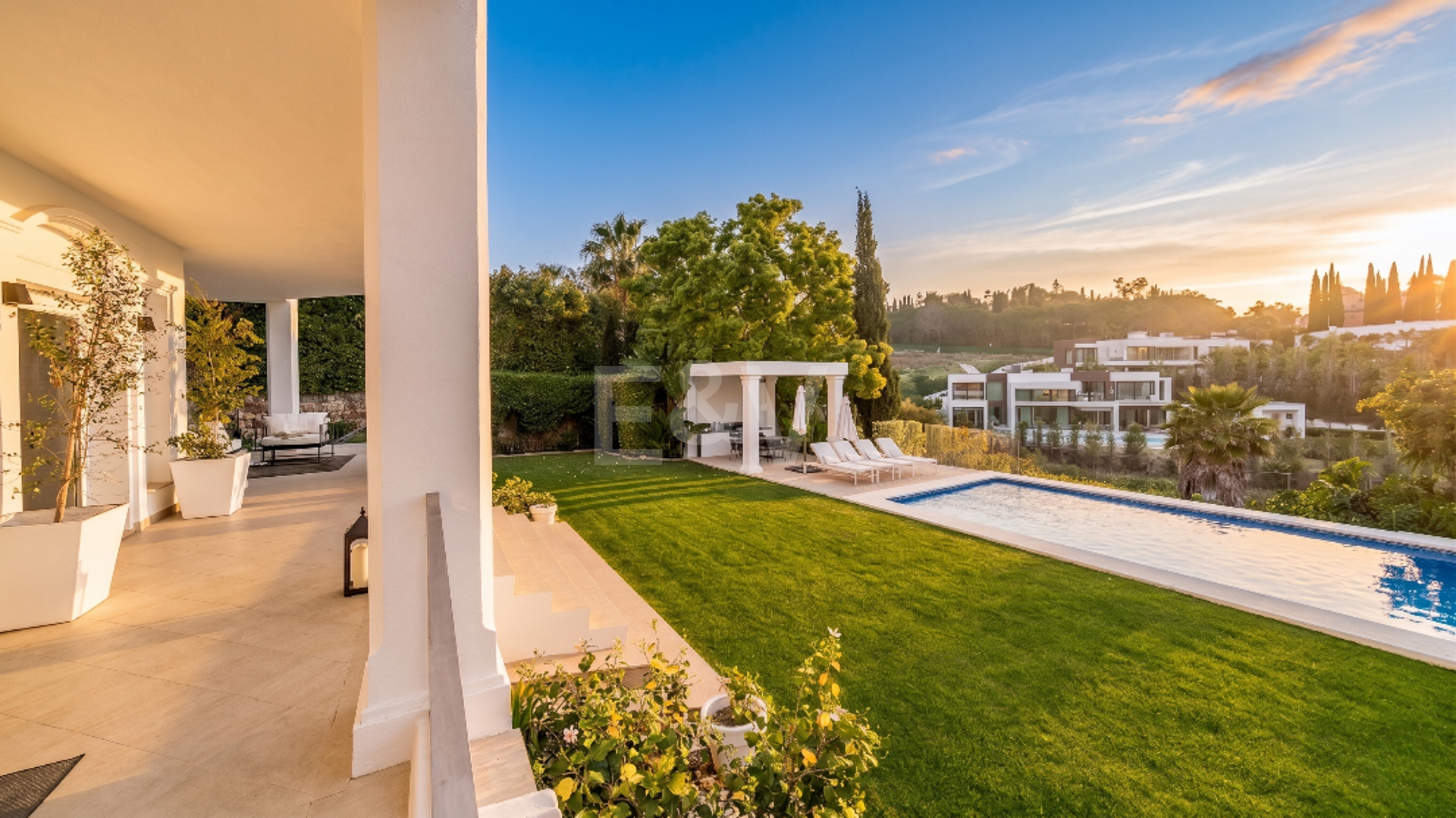 Elegante andalusisch-moderne Villa mit malerischem Ausblick