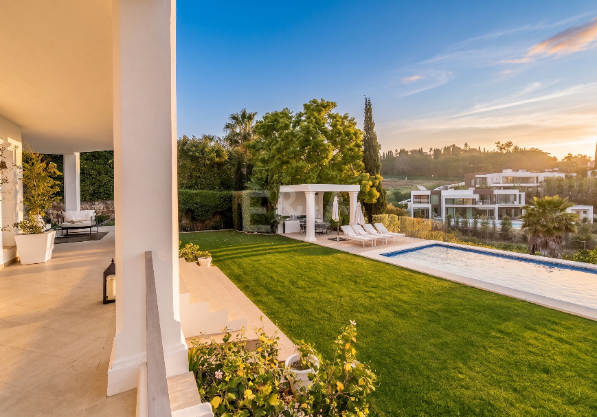 Elegante villa andaluza moderna con vistas pintorescas en Nueva Andalucía