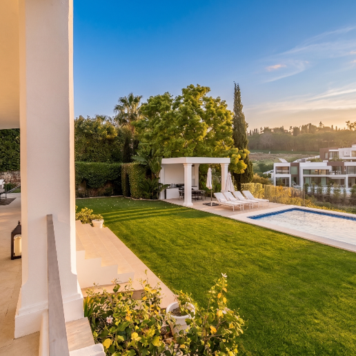 Elegante andalusisch-moderne Villa mit malerischem Ausblick