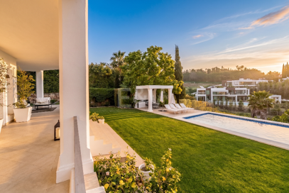 Elegante andalusisch-moderne Villa mit malerischem Ausblick