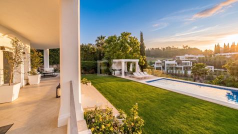 Elegante andalusisch-moderne Villa mit malerischem Ausblick