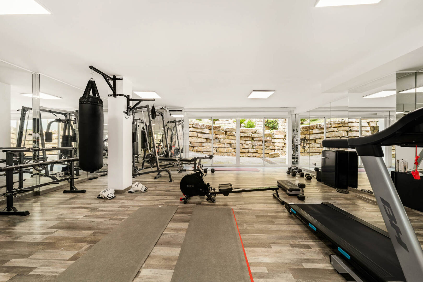 Elegante andalusisch-moderne Villa mit malerischem Ausblick