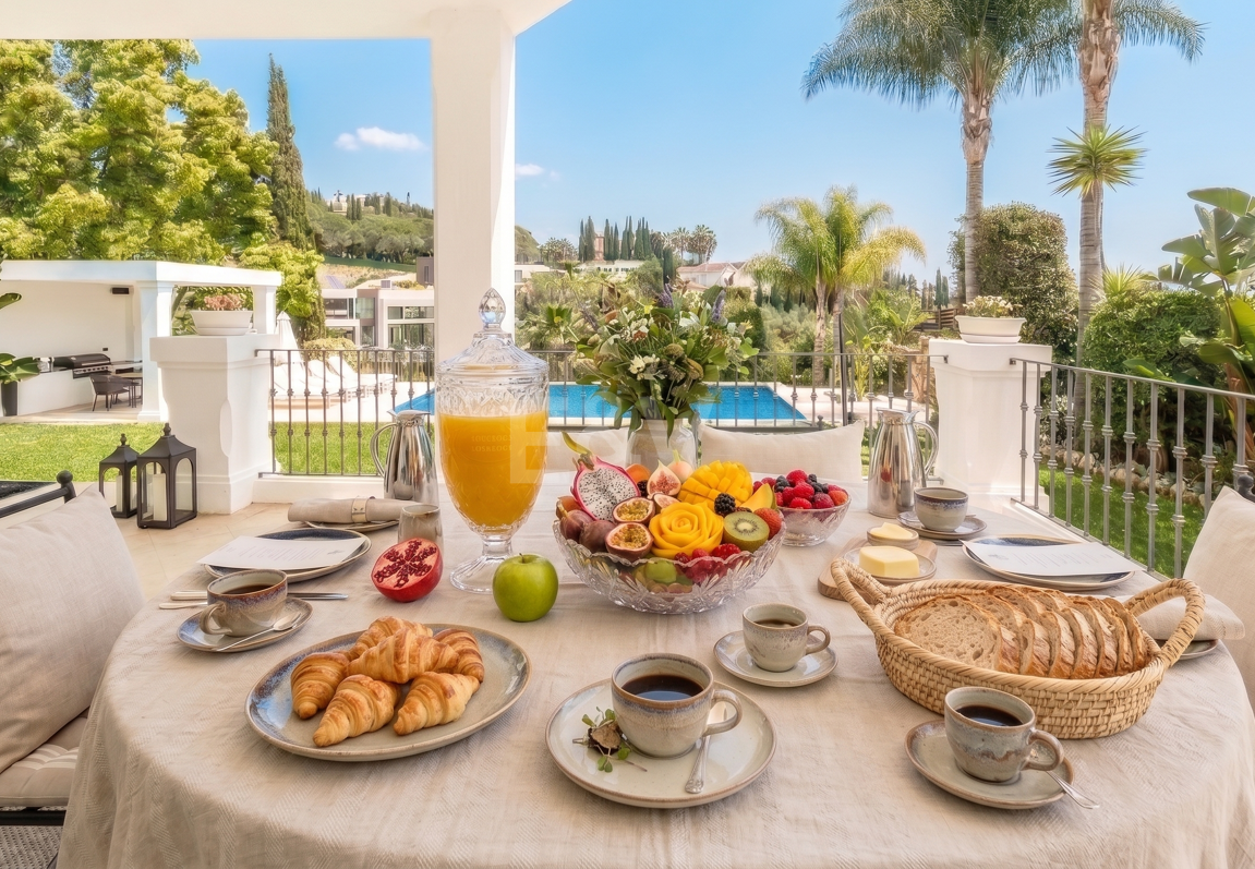 Elegante andalusisch-moderne Villa mit malerischem Ausblick