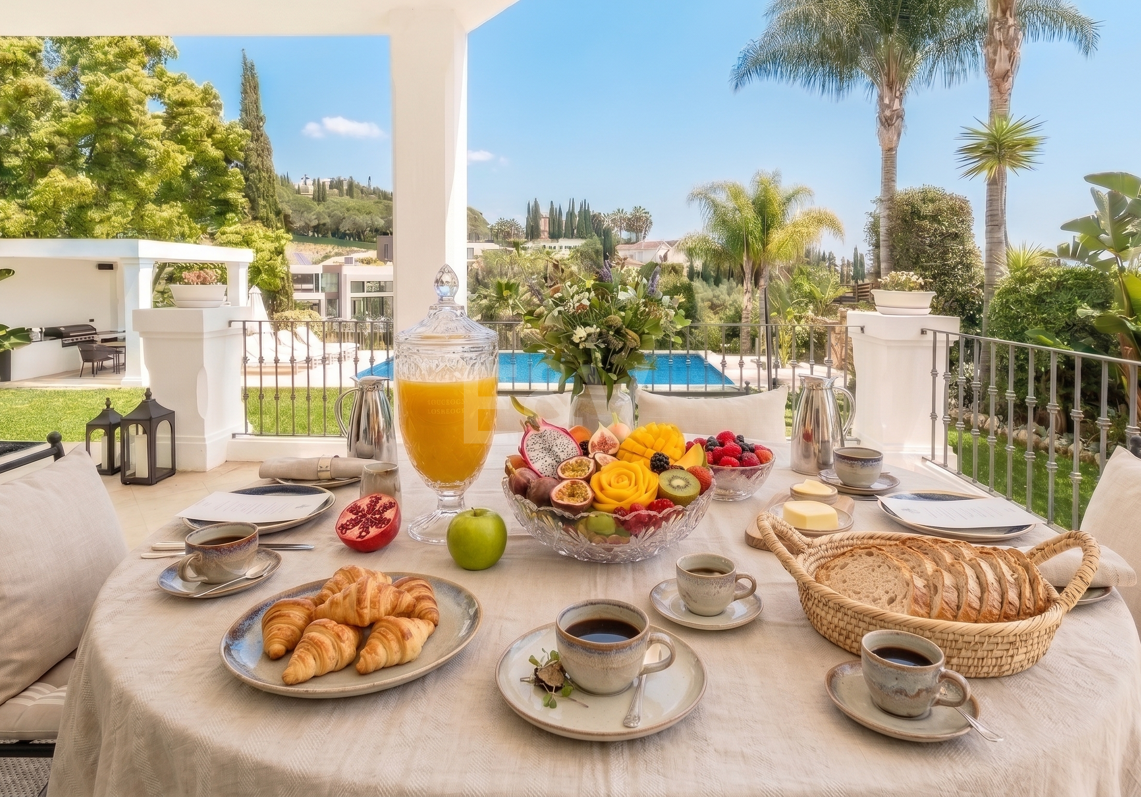 Elegante villa andaluza moderna con vistas pintorescas en Nueva Andalucía