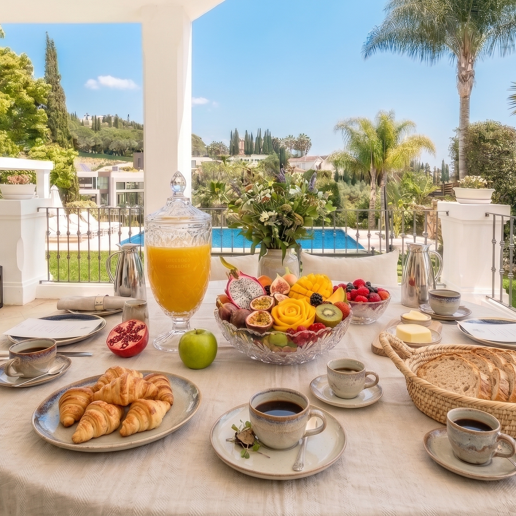 Elegante andalusisch-moderne Villa mit malerischem Ausblick