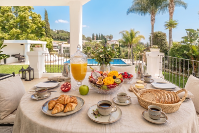 Elegante andalusisch-moderne Villa mit malerischem Ausblick