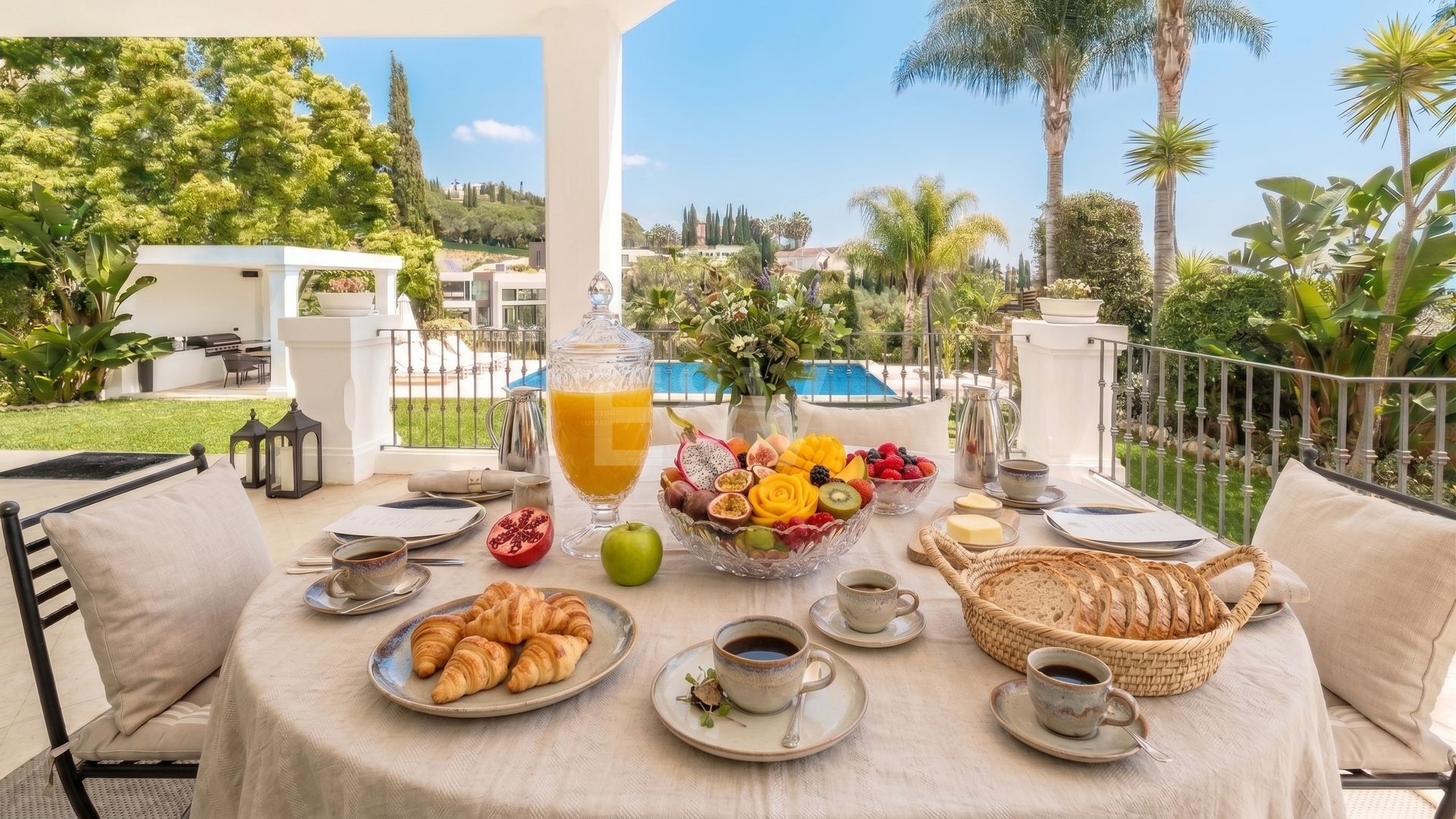Elegante andalusisch-moderne Villa mit malerischem Ausblick