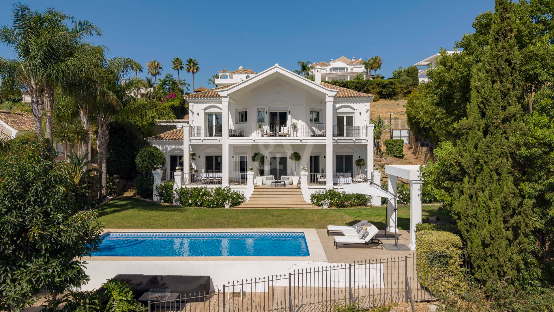 Elegante andalusisch-moderne Villa mit malerischem Ausblick in Nueva Andalucía