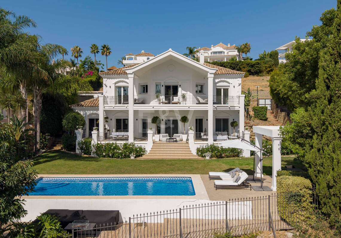 Elegante villa andaluza moderna con vistas pintorescas en Nueva Andalucía