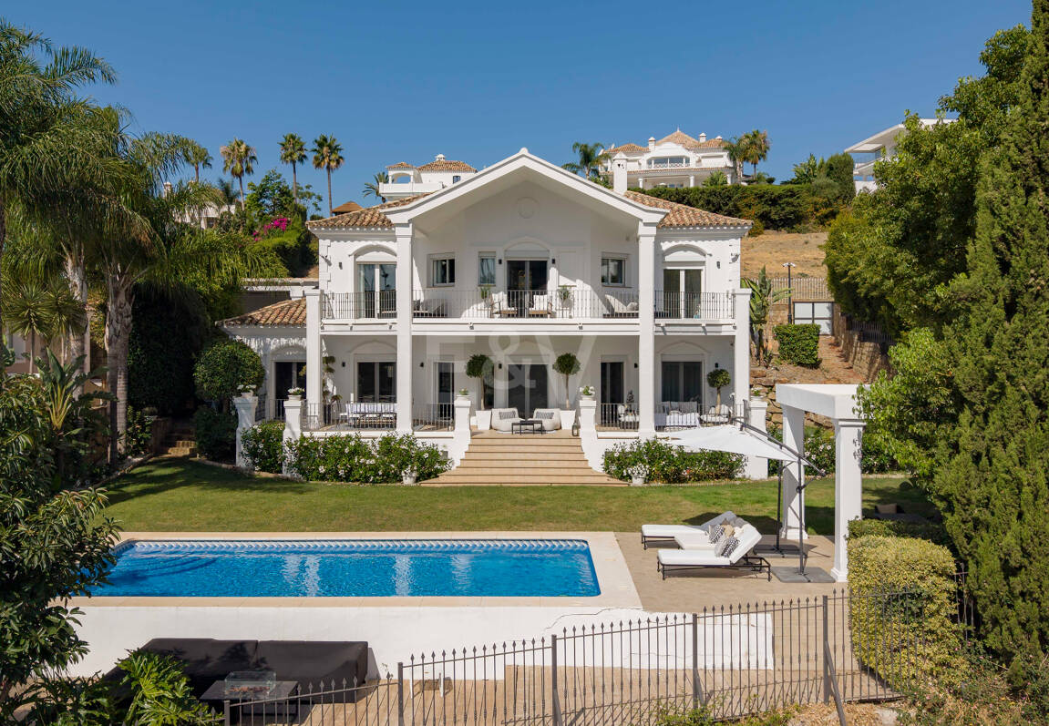 Elegante andalusisch-moderne Villa mit malerischem Ausblick in Nueva Andalucía