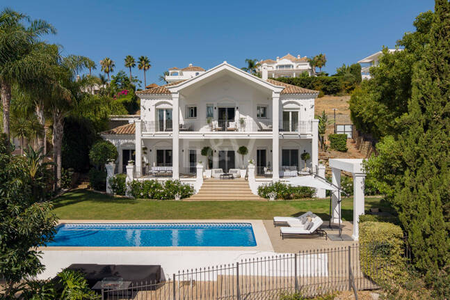 Elegante andalusisch-moderne Villa mit malerischem Ausblick in Nueva Andalucía