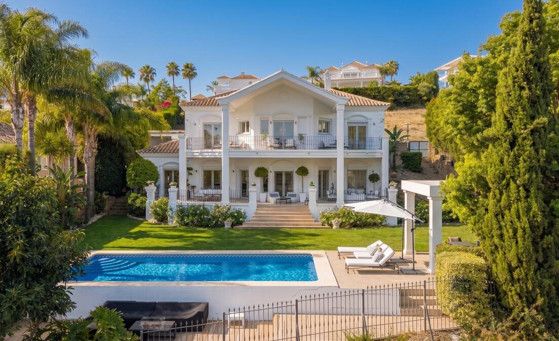 Beläget i hjärtat av Golf Valley i Nueva Andalucía Marbella, denna eleganta andalusisk-moderna lyxvilla sömlöst blandar tidlös charm med modern...
