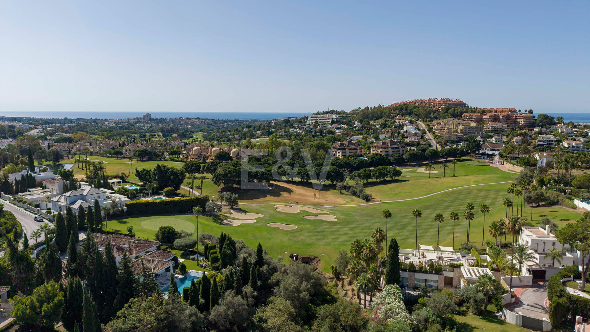 Elegante andalusisch-moderne Villa mit malerischem Ausblick in Nueva Andalucía