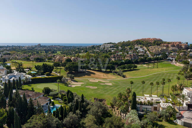 Elegante andalusisch-moderne Villa mit malerischem Ausblick in Nueva Andalucía