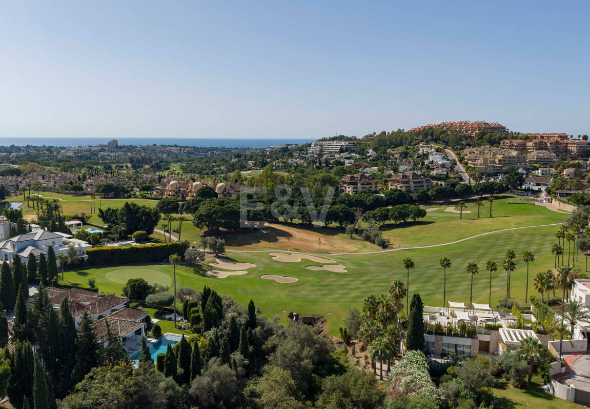 Elegante andalusisch-moderne Villa mit malerischem Ausblick in Nueva Andalucía