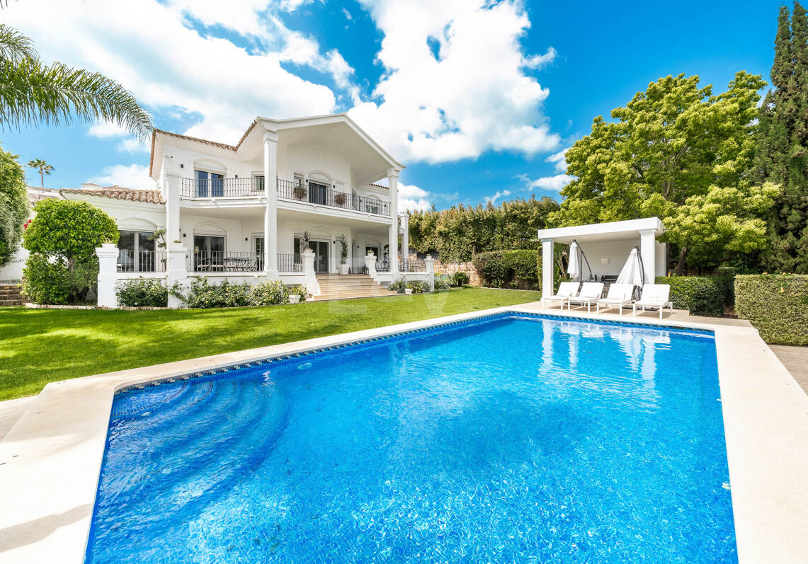 Elegante villa andaluza moderna con vistas pintorescas en Nueva Andalucía
