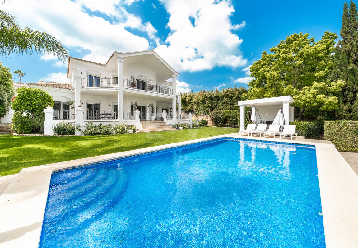 Elegante andalusisch-moderne Villa mit malerischem Ausblick