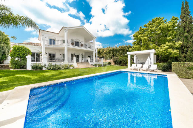 Elegante andalusisch-moderne Villa mit malerischem Ausblick