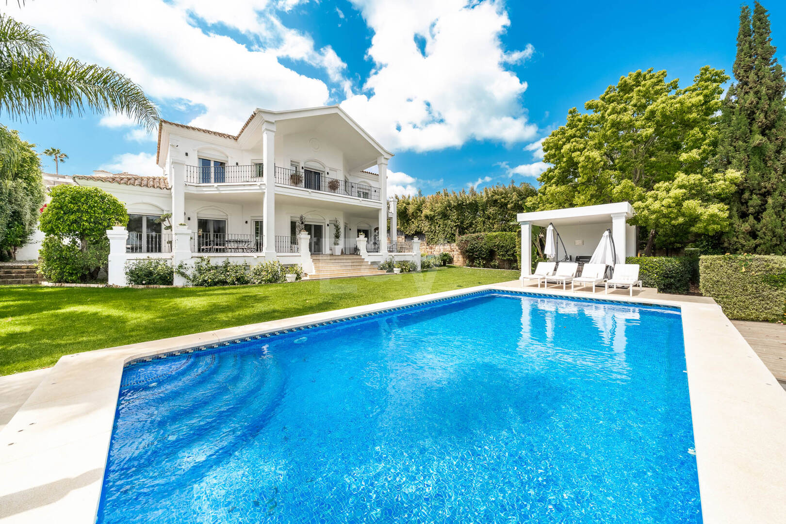 Elegante andalusisch-moderne Villa mit malerischem Ausblick