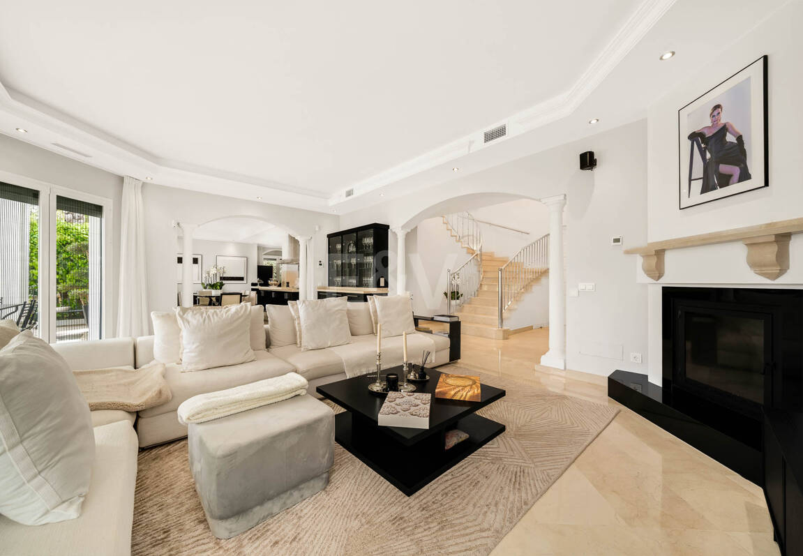 Elegante andalusisch-moderne Villa mit malerischem Ausblick