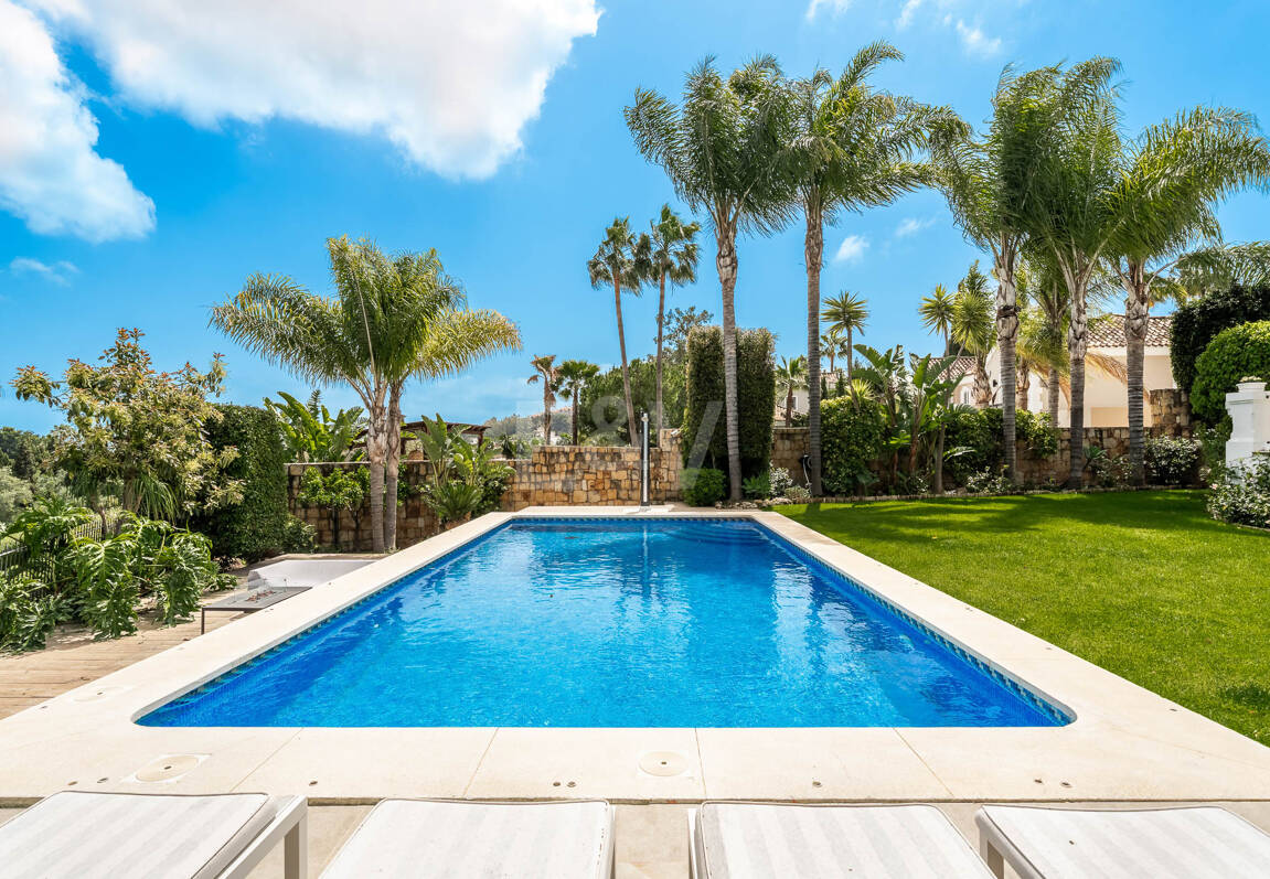 Elegante andalusisch-moderne Villa mit malerischem Ausblick