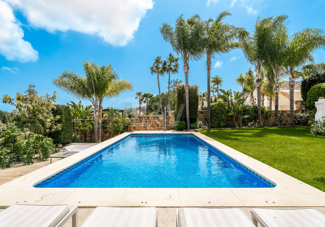 Elegante villa andaluza moderna con vistas pintorescas en Nueva Andalucía