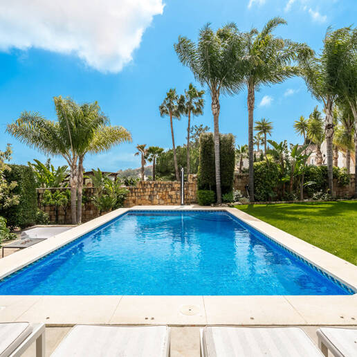 Elegante andalusisch-moderne Villa mit malerischem Ausblick in Nueva Andalucía
