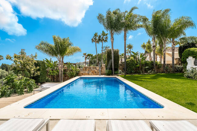 Elegante andalusisch-moderne Villa mit malerischem Ausblick