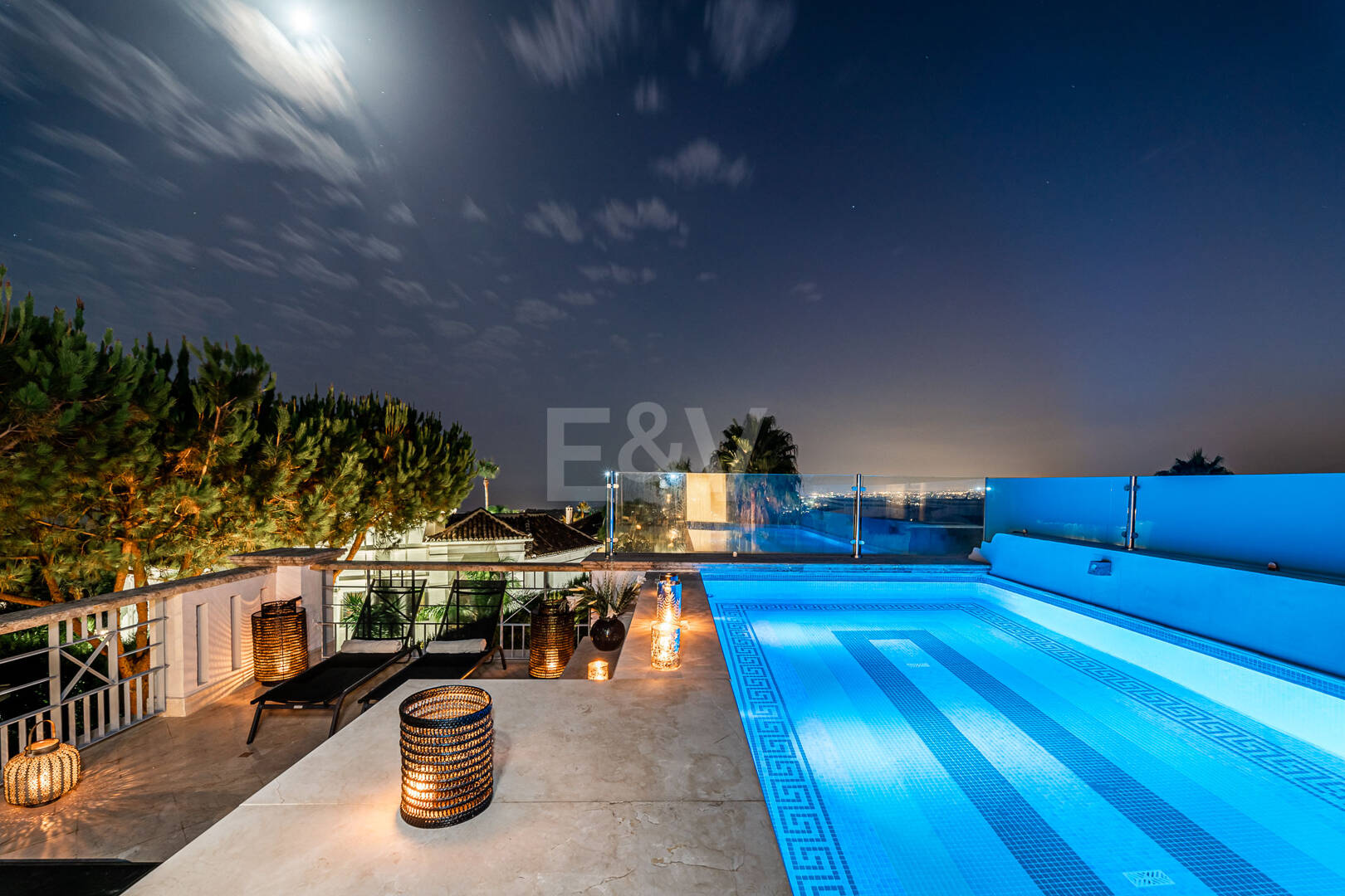 Casa semi-adosada de esquina en Sierra Blanca con vistas panorámicas al mar y piscina en la azotea
