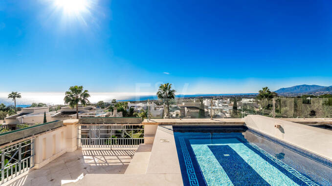 Sierra Blanca Corner Semi-Detached House with Panoramic Sea Views and Rooftop Pool