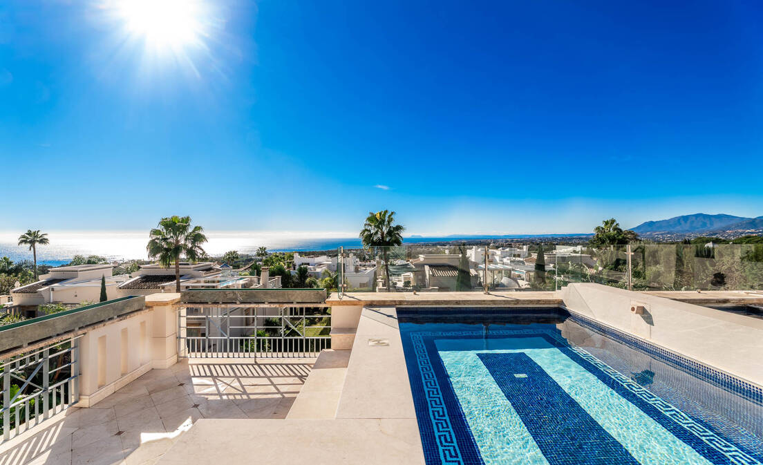 Eck-Doppelhaus in Sierra Blanca mit Panoramischem Meerblick und Pool auf der Dachterrasse