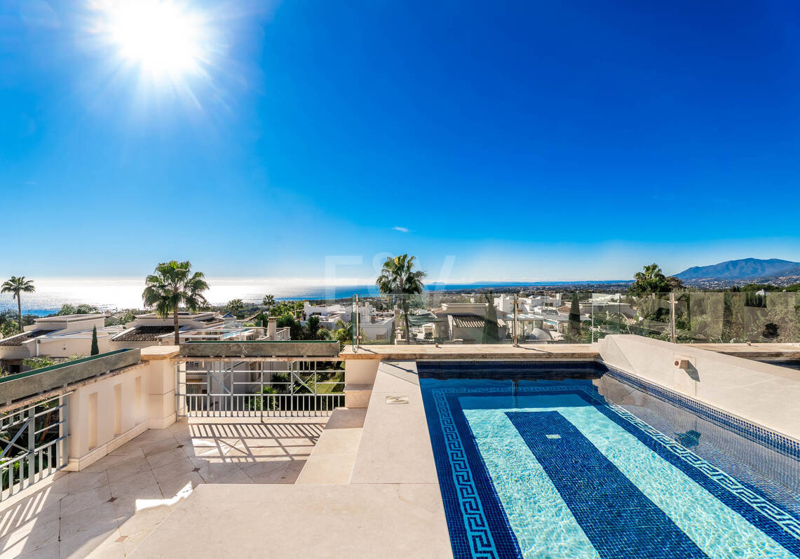 Sierra Blanca Corner Semi-Detached House with Panoramic Sea Views and Rooftop Pool