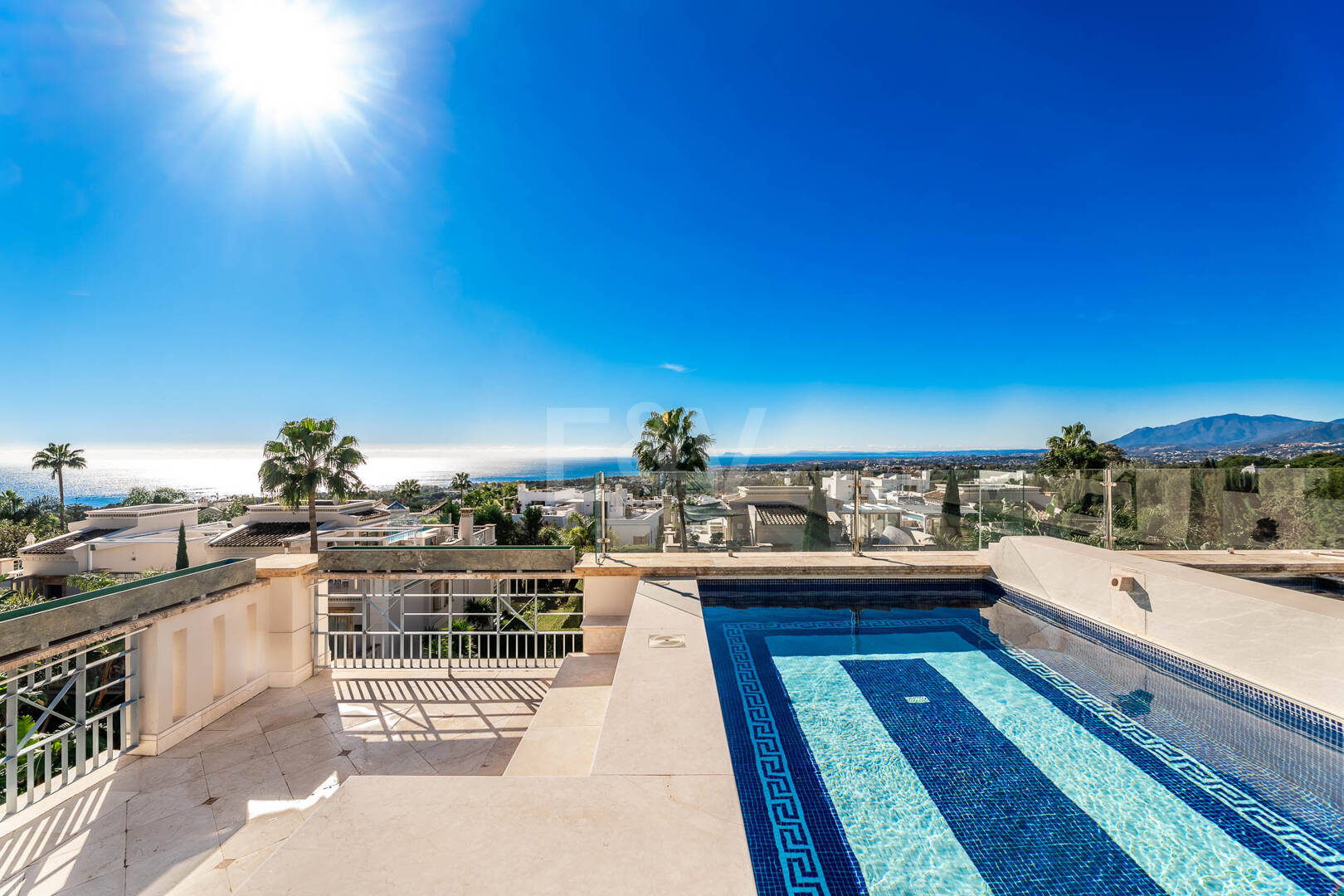 Casa semi-adosada de esquina en Sierra Blanca con vistas panorámicas al mar y piscina en la azotea