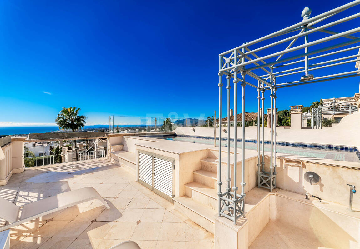 Sierra Blanca Corner Semi-Detached House with Panoramic Sea Views and Rooftop Pool