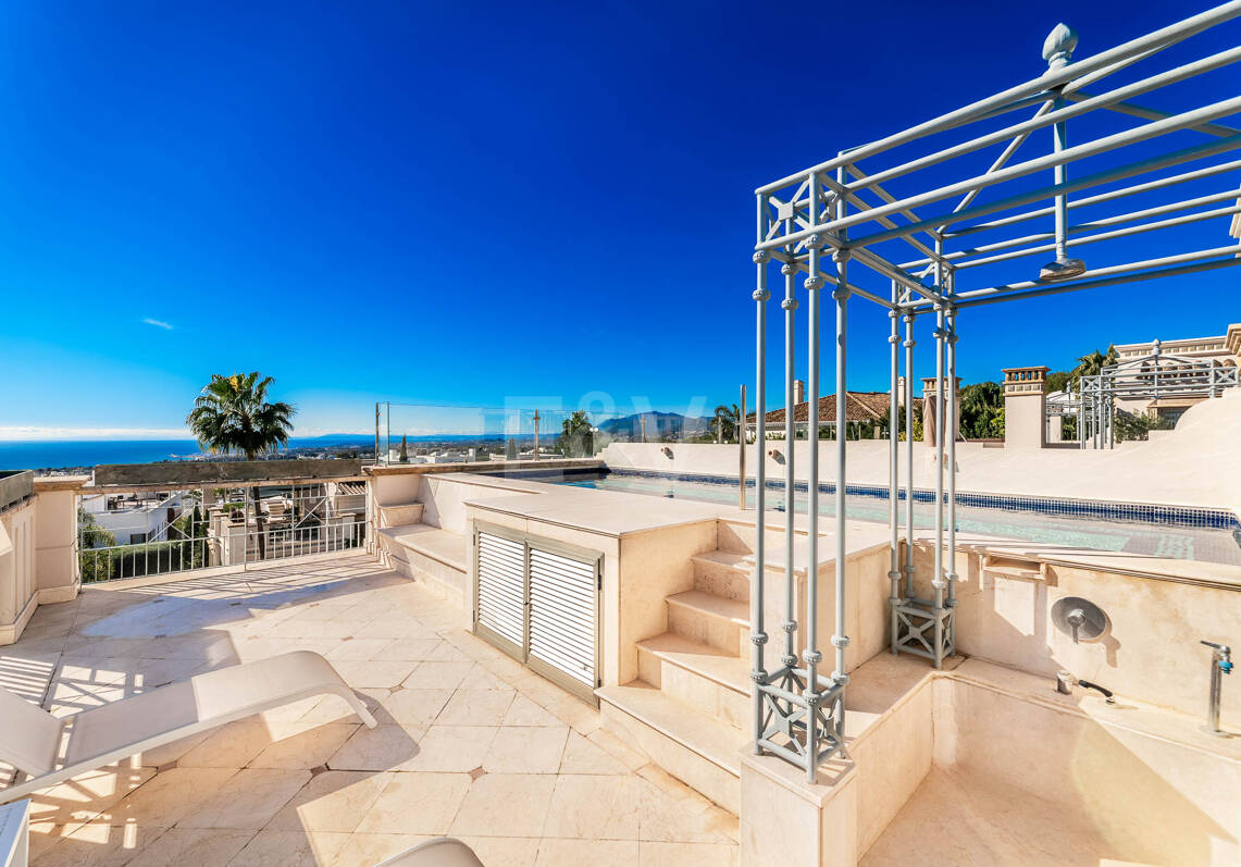 Sierra Blanca Corner Semi-Detached House with Panoramic Sea Views and Rooftop Pool
