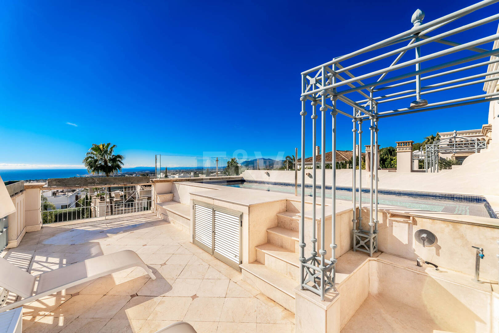 Casa semi-adosada de esquina en Sierra Blanca con vistas panorámicas al mar y piscina en la azotea
