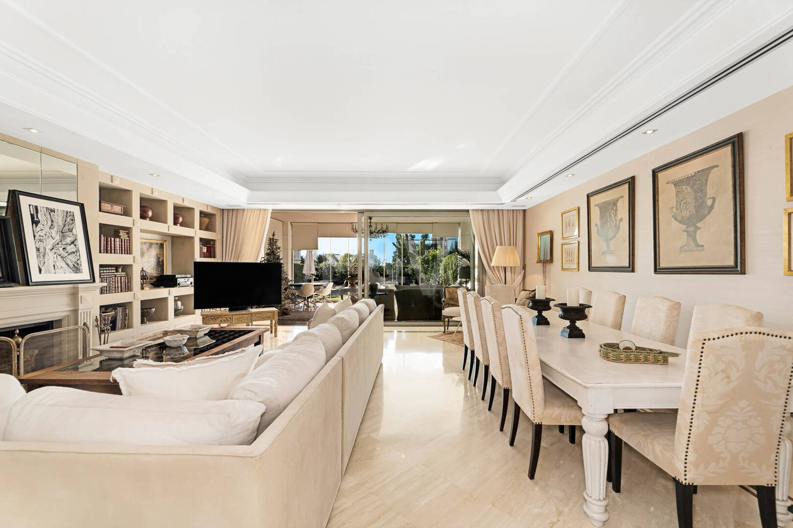 Casa semi-adosada de esquina en Sierra Blanca con vistas panorámicas al mar y piscina en la azotea