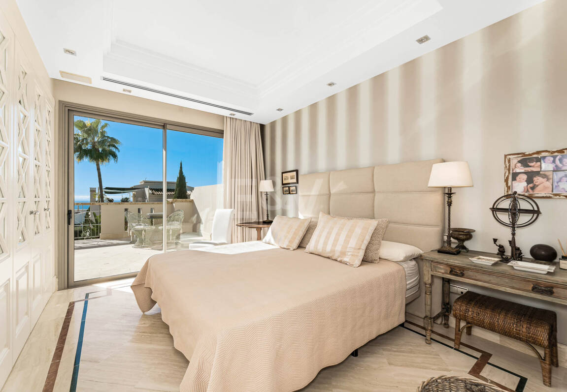 Sierra Blanca Corner Semi-Detached House with Panoramic Sea Views and Rooftop Pool