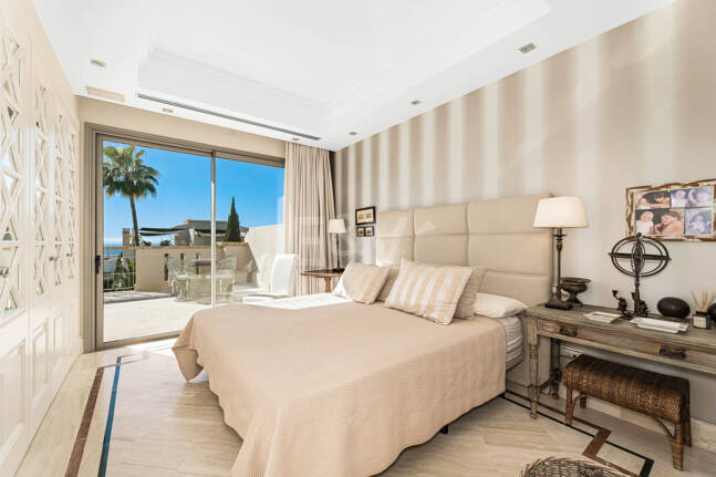 Sierra Blanca Corner Semi-Detached House with Panoramic Sea Views and Rooftop Pool