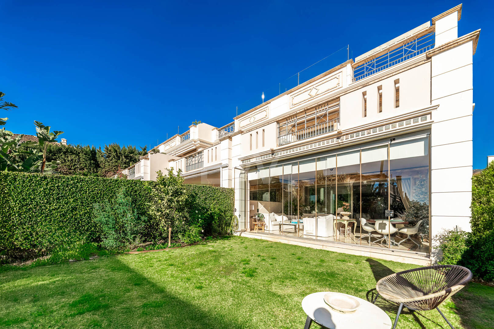 Casa semi-adosada de esquina en Sierra Blanca con vistas panorámicas al mar y piscina en la azotea