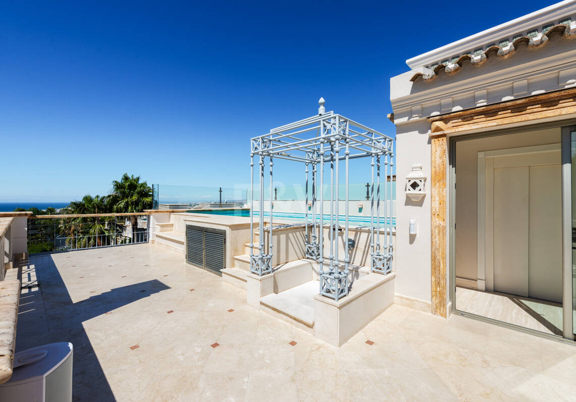 Sierra Blanca Corner Semi-Detached House with Panoramic Sea Views and Rooftop Pool