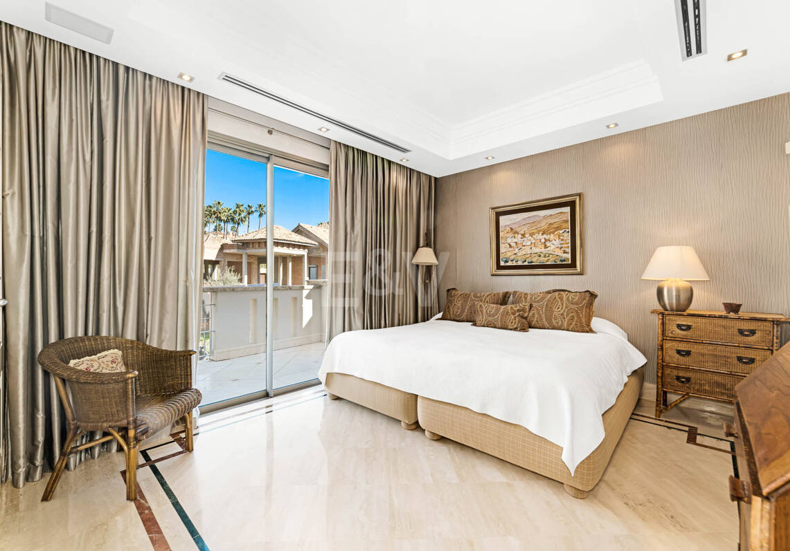 Sierra Blanca Corner Semi-Detached House with Panoramic Sea Views and Rooftop Pool