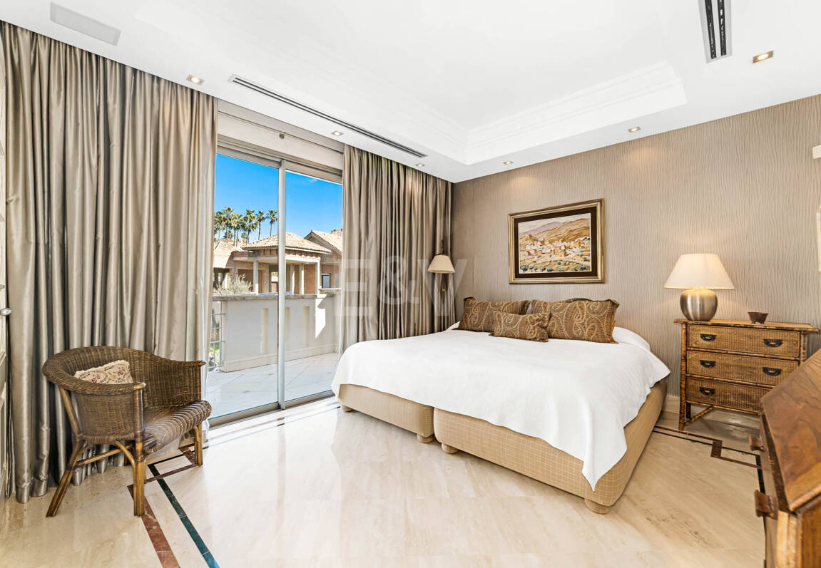 Sierra Blanca Corner Semi-Detached House with Panoramic Sea Views and Rooftop Pool