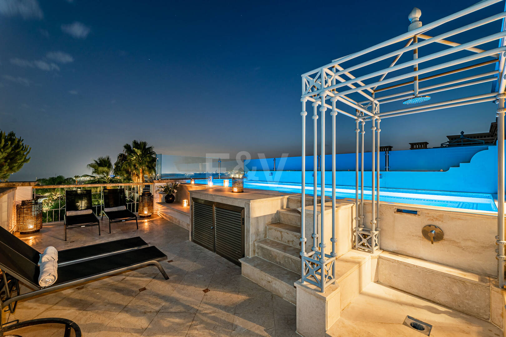 Sierra Blanca Corner Semi-Detached House with Panoramic Sea Views and Rooftop Pool