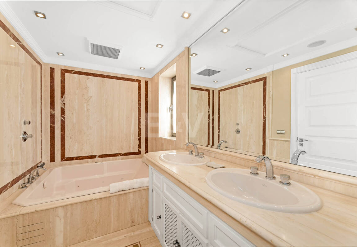 Sierra Blanca Corner Semi-Detached House with Panoramic Sea Views and Rooftop Pool