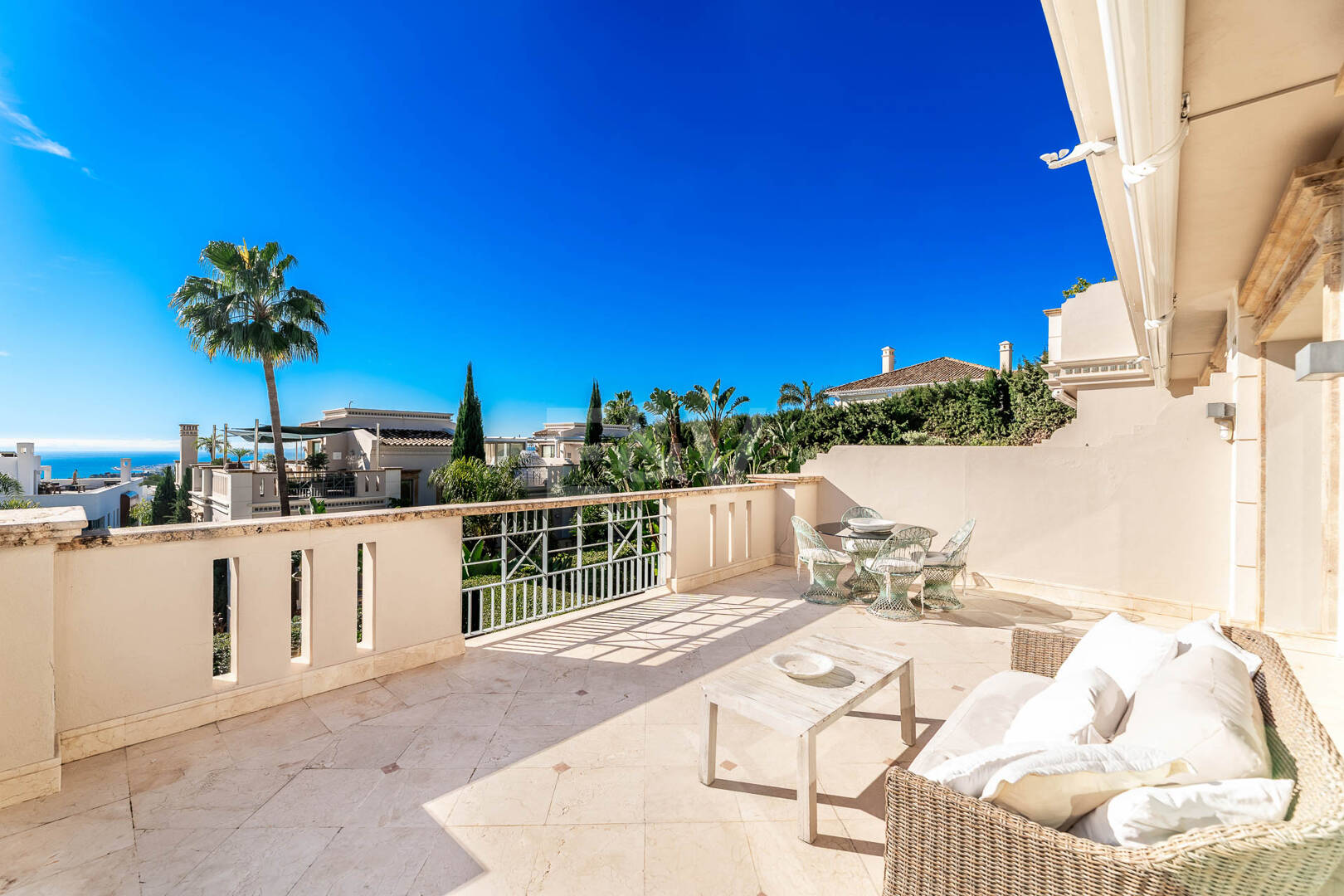 Casa semi-adosada de esquina en Sierra Blanca con vistas panorámicas al mar y piscina en la azotea