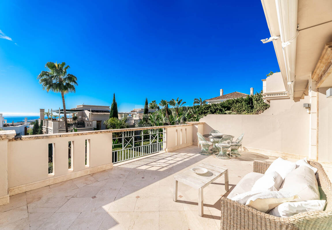 Sierra Blanca Corner Semi-Detached House with Panoramic Sea Views and Rooftop Pool